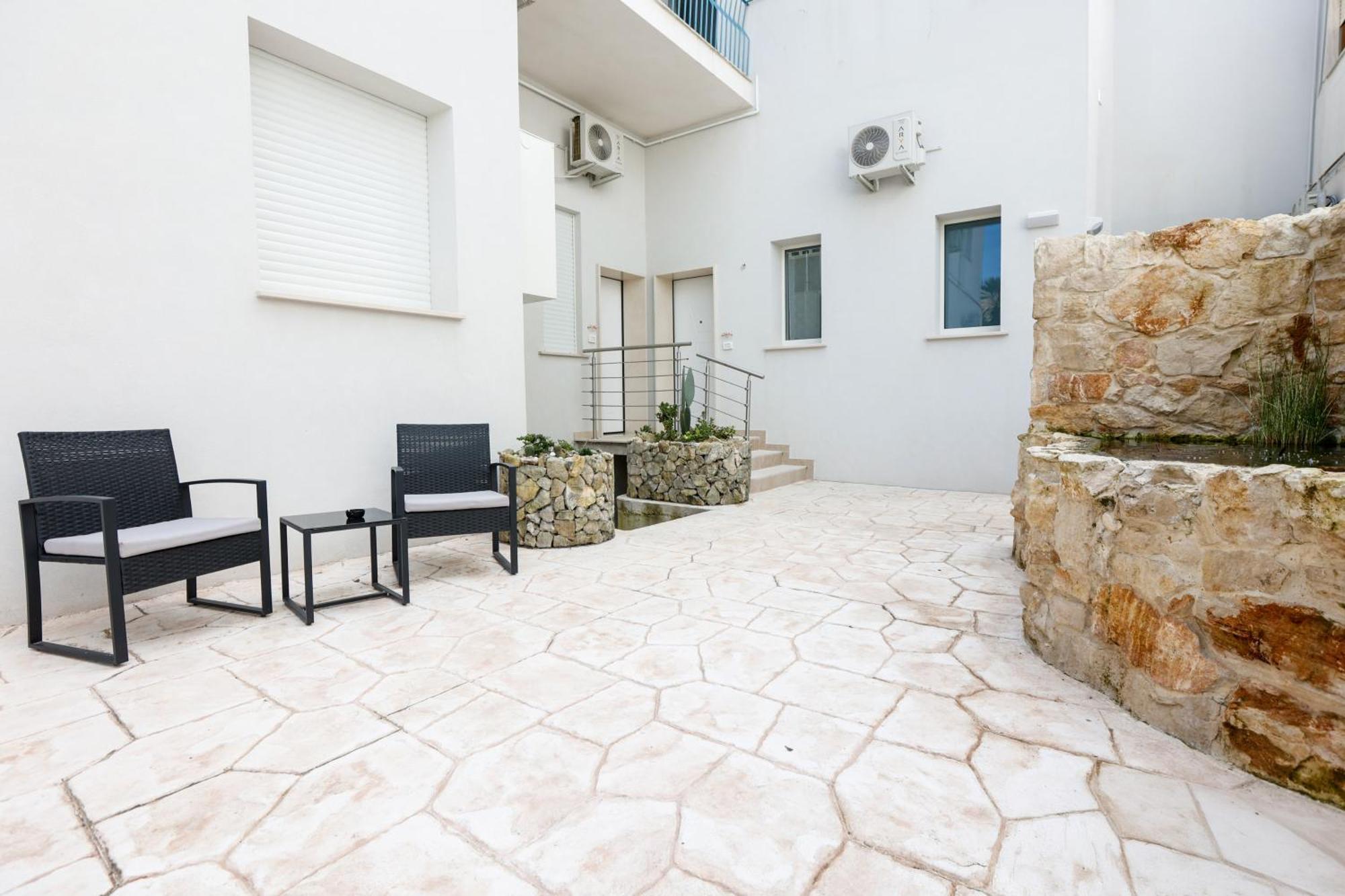 Elegante Bilocale Con Giardino Apartment Лече Екстериор снимка
